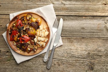 Ahşap masada servis edilen ızgara sebzeli leziz salata. Metin için boşluk