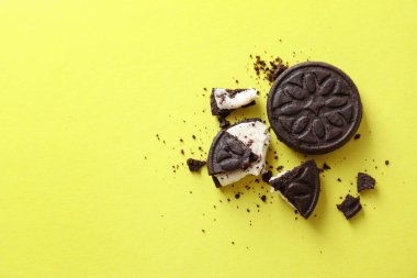 Yeşil arka planda tam ve kırık sandviç kurabiyeleri, üst manzara. Metin için boşluk