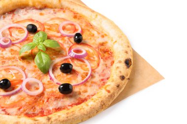 Lezzetli vejetaryen pizza ve taze fesleğen.