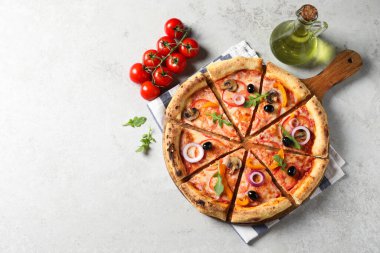 Lezzetli vejetaryen pizza, yağ ve domatesleri ışık masasında, üst manzara. Metin için boşluk