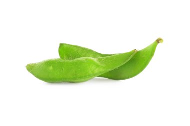 Çiğ yeşil edamame kapsülleri beyaza izole edilmiş.