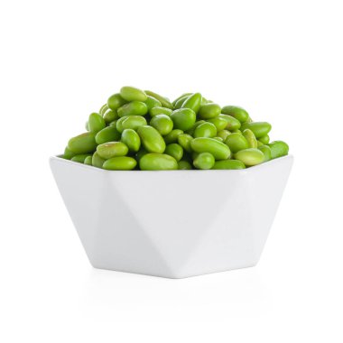 Kase içinde çiğ yeşil edamame soya fasulyesi.