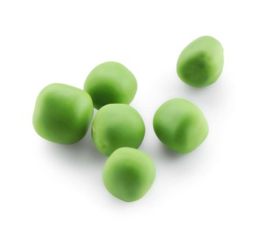 Beyazın üzerinde taze yeşil bezelyeler. Sağlıklı ürün