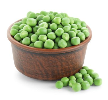 Taze taze bezelyeler beyaz kasede izole edilmiş.