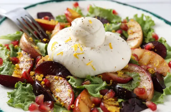 Tabağında baharat olan taze burrata salatası, yakın plan.