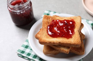 Küçük masada reçelli leziz tostlar, yakın plan.