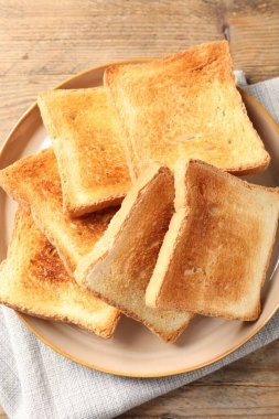 Ahşap masada nefis tostlar, üst manzara