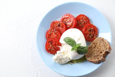 Lezzetli burrata peyniri, domates, maydanoz ve ekmek beyaz masa, üst manzara. Metin için boşluk