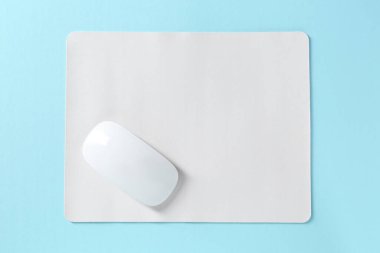 Açık mavi arkaplanda kablosuz fare ve fare, üst görünüm