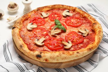 Domatesli, mantarlı ve fesleğenli lezzetli pizza.