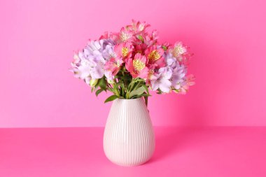 Pembe arka planda vazoda güzel alstroemeria çiçekleri