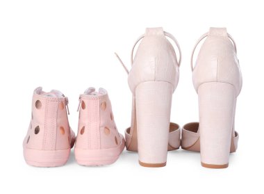 Büyük ve küçük ayakkabılar beyaza izole edilmiş.