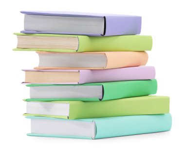 Beyaza izole edilmiş renkli kitap yığını