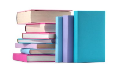 Birçok parlak renkli kitap beyaz üzerine izole edilmiştir.