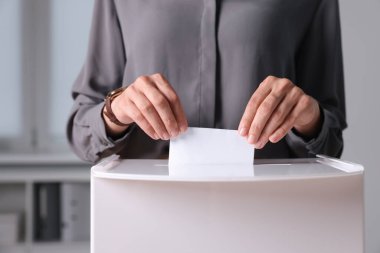 Kadın oyunu kapalı bir yerde sandığa koyuyor.
