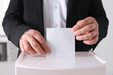 Adam oyunu kapalı bir yerde sandığa koyuyor.