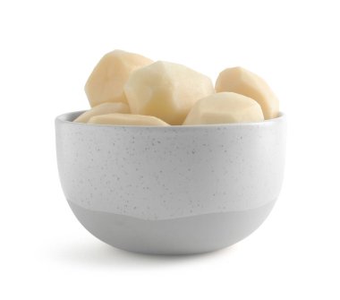 Beyaza izole edilmiş taze çiğ patatesler.