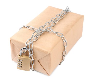 Zincirli ve asma kilitli bir paket beyaza izole edilmiş.