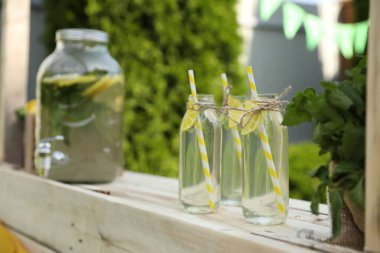 Doğal limonatayı şişelerde ve nane şekerlerini dışarıda bekleterek.