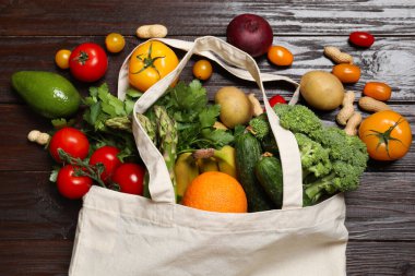 Vejetaryen yemek servisi. Farklı taze sebzeler, fındıklar ve meyvelerle dolu çantalar.
