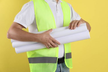 Sarı arka planda cereyan yapan mühendis, yakın plan
