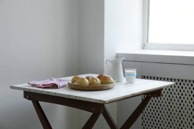 Stüdyoda ekmek ve süt var. Profesyonel yemek fotoğrafçılığı.