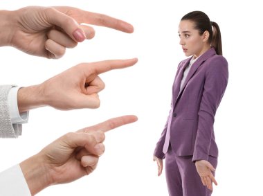 İnsanlar beyaz arka planda kafası karışık bir kadını işaret ediyor. İşinde başarısızlık, sorumluluk, sosyal baskı