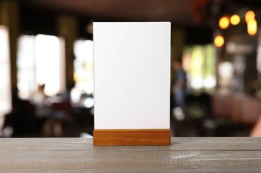 Kafedeki ahşap masanın üzerinde boş bir kart olan menü tutacağı. Tasarım için model