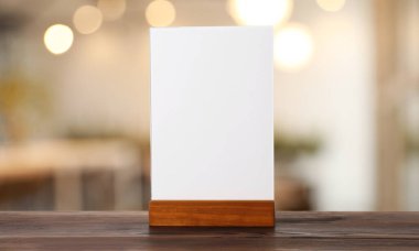 Kafedeki ahşap masanın üzerinde boş bir kart olan menü tutacağı. Tasarım için model