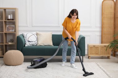 Genç kadın ile vakum oturma odasında halı yıkama