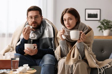 Soğuk semptom. Evdeki kanepede ateşler içinde kıvranan bir çift.