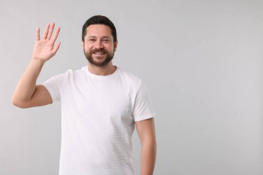 Neşeli adam arka planda sallanıyor. Metin için boşluk