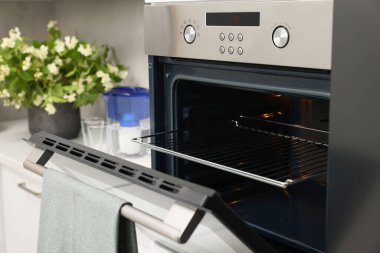 Mutfakta havluyla elektrikli fırını aç. Yemek pişirme aygıtı