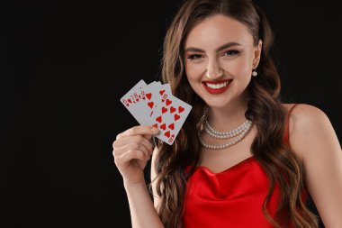 Poker oyunu. Siyah arka planda kart oynayan gülümseyen bir kadın. Metin için boşluk