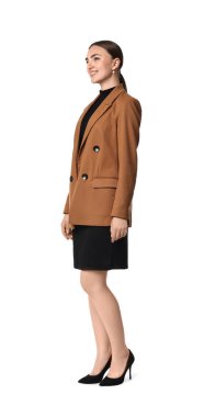 Kahverengi ceketli ve beyaz arka planda siyah elbiseli güzel bir kadın.