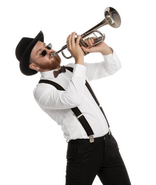 Beyaz arka planda trompet çalan yakışıklı müzisyen