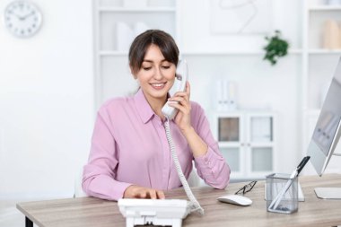 Ofisteki ahşap masada resepsiyonistin portresi.