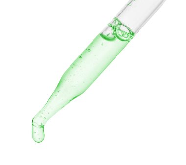 Beyaz arka planda yeşil kozmetik yağlı damlatıcı