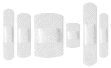 Beyazlara izole edilmiş birçok tıbbi yara bandı var.