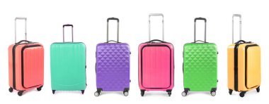 Beyaz arkaplanda renkli bavullar, set