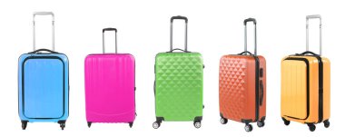 Beyaz arkaplanda farklı renklerde bavullar, set