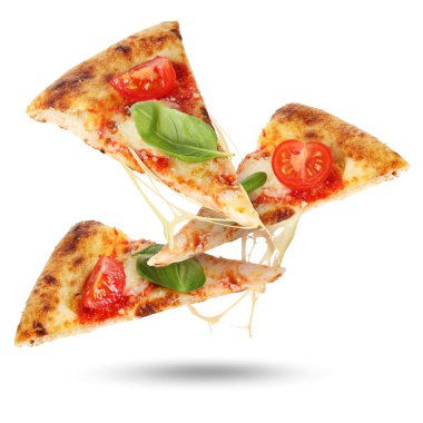 Beyaz arka planda havada lezzetli pizza dilimleri
