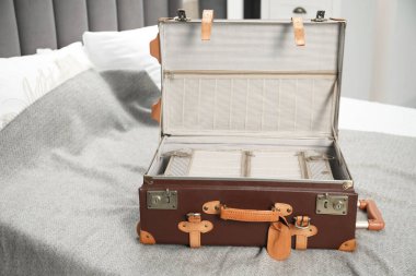 İçerde seyahat etmek için boş bavulu aç.