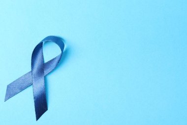 Renk arkaplan üzerine koyu mavi kurdele, metin için boşluk ile üst görünüm. Prostat kanseri farkındalığı