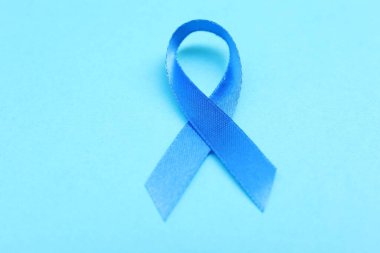 Renkli arka planda mavi kurdele, yakın plan. Prostat kanseri farkındalığı