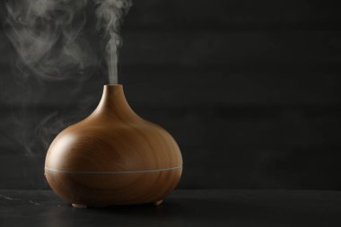 Siyah masa üzerinde Aroma yağı ayırıcı, metin için boşluk