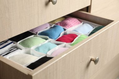 Farklı katlanmış elbiseli çekmeceler, yakın plan.