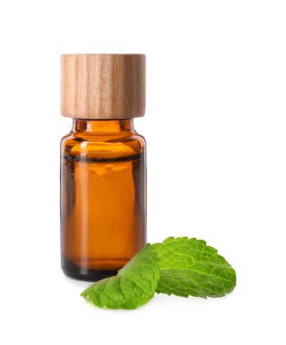 Beyaz üzerine izole edilmiş bir şişe yağ ve nane şekeri.