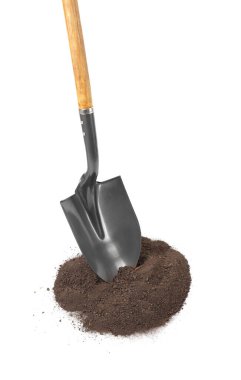 Tahta saplı metal kürek ve beyaz üzerine izole edilmiş toprak yığını.