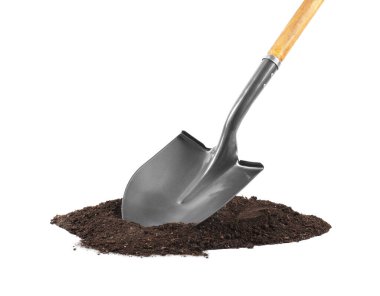 Tahta saplı metal kürek ve beyaz üzerine izole edilmiş toprak yığını.